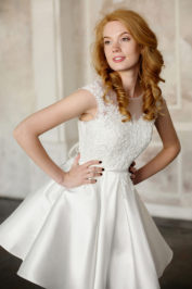 Короткое атласно-кружевное свадебное платье 2