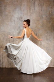 Свадебное платье с открытой спиной и широкой юбкой ТП 13-16-10С